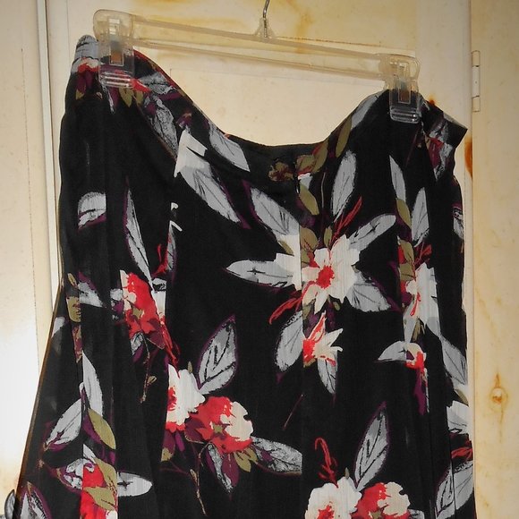 Floral Print Slenderizing Black Lined Skirt - Picture 6 of 9